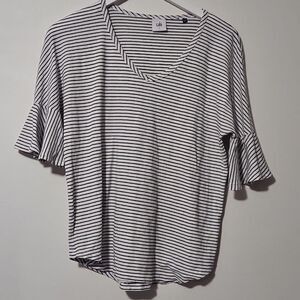 Cabi 5558 Women’s Skipper Tee Size S Black/White V-Neck Flutter Sleeves